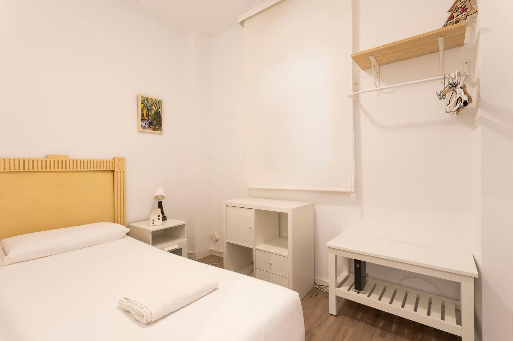Cozy Apartment Near Fira Gran Via With Ac L’Hospitalet de Llobregat Exterior foto